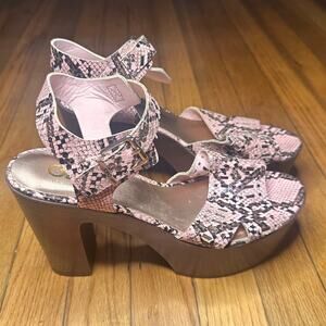 Edgy Boho GBG Los Angeles Snake Print Wood Platform Sandals 9.5